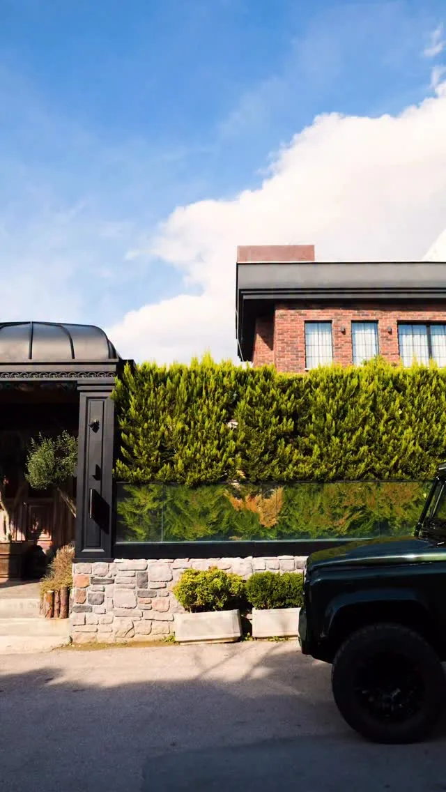 Monarch Defender builds bespoke luxury Land Rover Defenders with modern performance, handcrafted interiors, and timeless design. More than a vehicle, a statement.

#MonarchDefender #LuxuryDefender #LandRoverDefender #CustomDefender #BespokeDefender #LuxurySUV #DefenderBuild #Custom4x4 #LuxuryCars #CarCollectors #DreamGarage #ExoticSUV #Restomod #Classic4x4 #LuxuryLifestyle